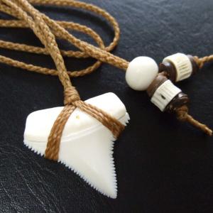 【表示現品】3.3cm ホホジロザメ(ホオジロザメ) の歯ペンダント - 20532zhc 【表示現品】3.3cm ホホジロザメ(ホオジロザメ) の歯ペンダント - 20532zhc
