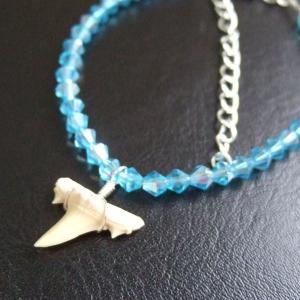 【表示現品】サメの歯化石グラスビーズブレスレット - 30315zhb