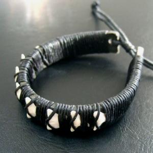 本物のサメの歯レザーブレスレット(黒) - 27033efi