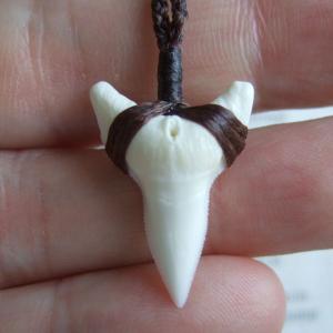 【表示現品】2.5.cm 大型オオメジロザメの歯ペンダント - BLP11012