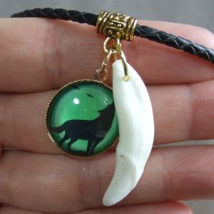 [表示現品] オオカミ柄ガラスメダル付狼牙ペンダント (緑) - 15651zhb