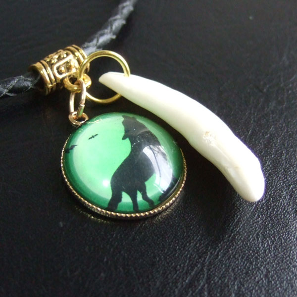 [表示現品] オオカミ柄ガラスメダル付狼牙ペンダント (緑) - 15651zhb - ウインドウを閉じる